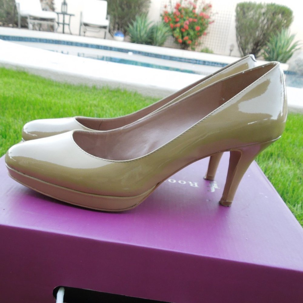 Vince Camuto Heels Closed Toe Tan Size 9.5
